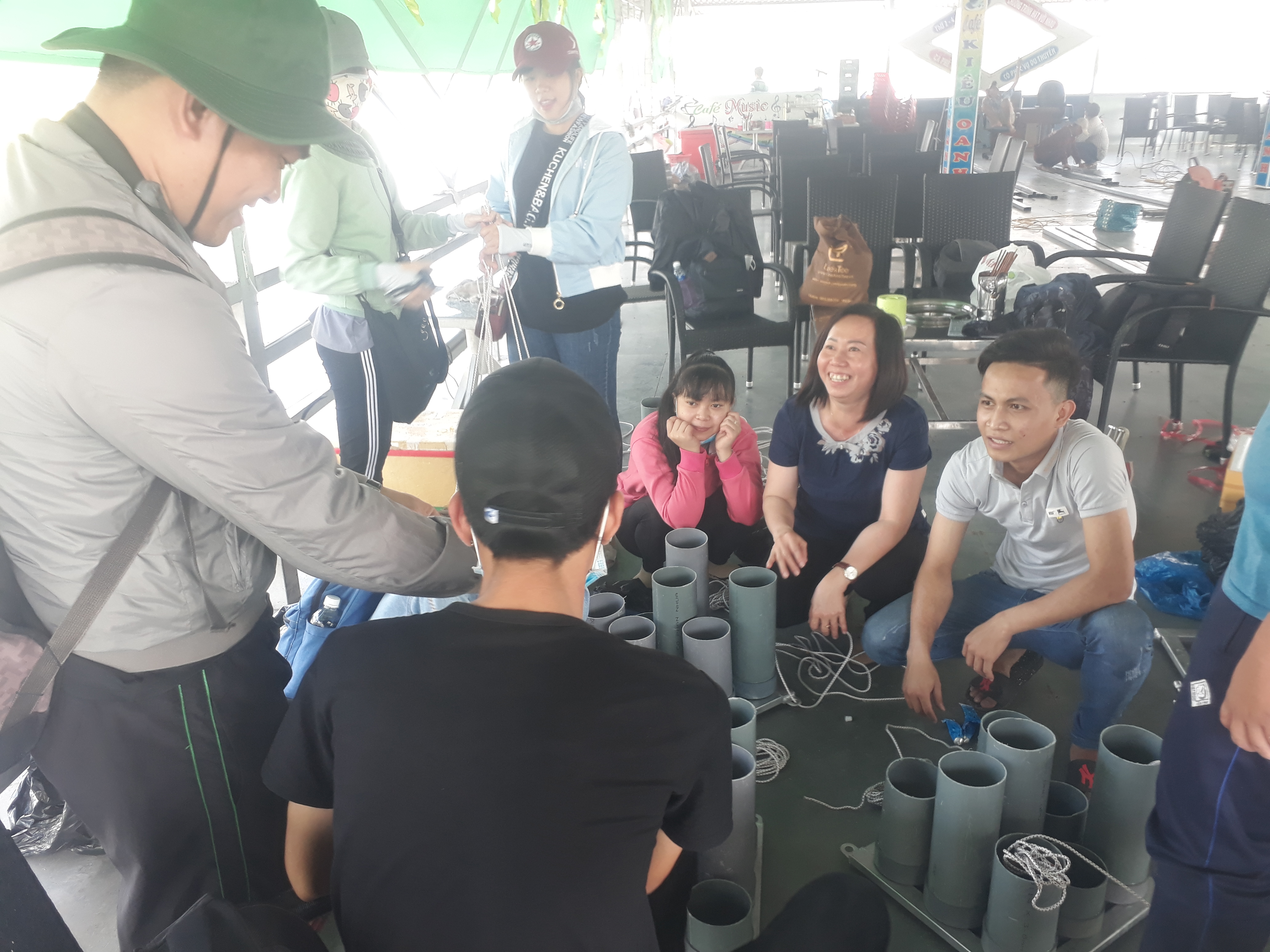Sinh viên tham gia khảo sát, thu mẫu tại Khu đất ngập nước Búng Bình Thiên tỉnh An Giang